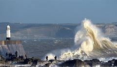 Silný vítr rozbouil moe u pobeí Walesu. Velké vlny pilákaly lovce...
