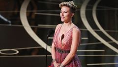 Hereka Scarlett Johanssonová pi vyhlaování Oscar.