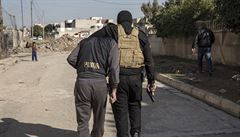 Irácký voják odvádí podezřelého ze spolupráce s IS. | na serveru Lidovky.cz | aktuální zprávy