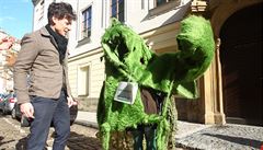 Pedseda Strany Zelených Matj Stropnický s jednou z maskovaných osob.