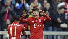 Hrái Bayernu Douglas Costa a Robert Lewandovski slaví vstelenou branku.