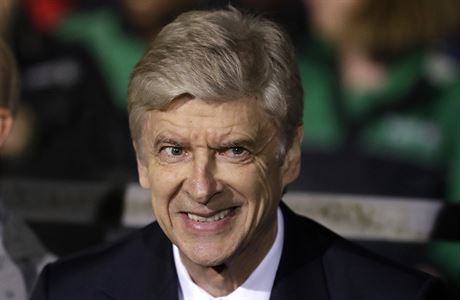 Arsene Wenger bude i pes drtivou kritiku na lavice Arsenalu pokraovat.