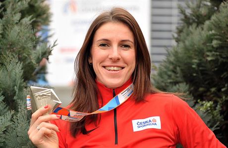 Zuzana Hejnov v Blehrad se stbrnou medail ze zvodu na 400 metr na...