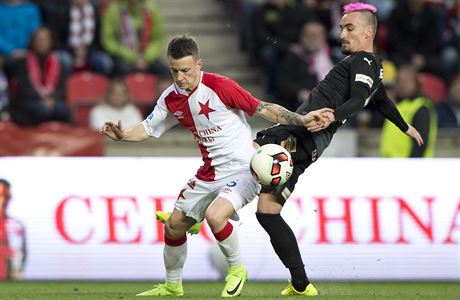 Slavia vs. Plze. Zleva domc Jan Skora a plzesk Martin Zeman.