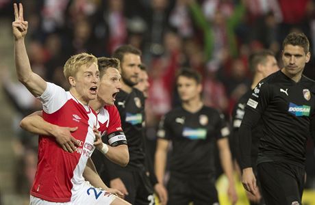 Zleva Michal Frydrych ze Slavie, Milan koda ze Slavie slaví vítzný gól v síti...