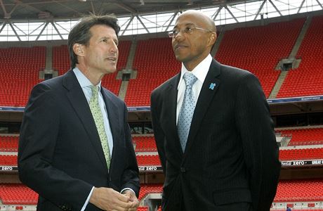 éf Mezinárodní atletické federace Sebastian Coe (vlevo) a Frank Fredericks.