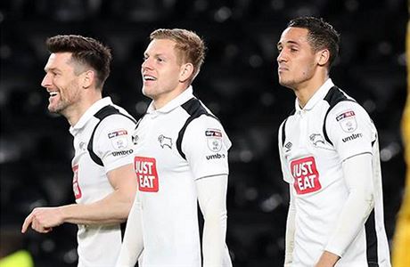 Matj Vydra (uprosted) z Derby County slaví první gól po pti msících.