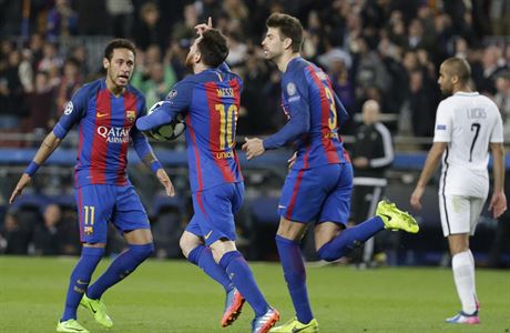 Fotbalisté Barcelony Neymar, Messi a Pique slaví gól.