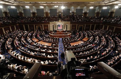 Prezident pronáí projev ped Kongresmany v budov amerického Kapitolu.
