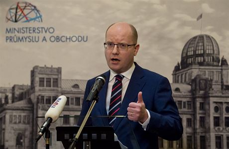 Premiér Bohuslav Sobotka na Ministerstvu prmyslu a obchodu v Praze na tiskové...