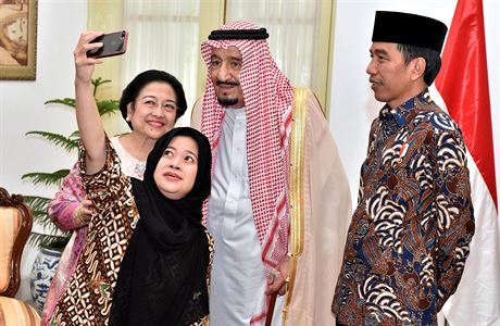 Saudsk krl, bval prezidentka Indonsie a jej dcera si spolen dlaj...