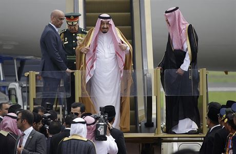 Saudský král poté, co sjel eskalátor z letadla.