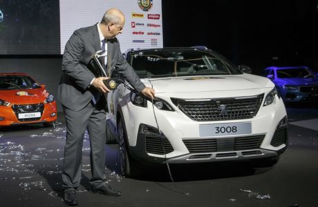 Generální editel spolenosti Peugeot Brand s vítzným modelem.