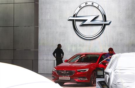 Návtvníci u nového Opel Insignia