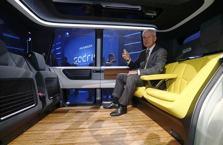 CEO Volkswagenu Mueller pedstavuje interir vozu Sedric.