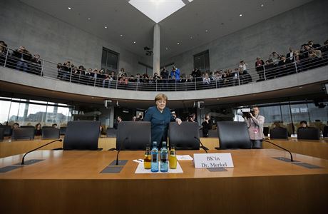 Nmecká kancléka Angela Merkelová pichází k výslechu nmeckého parlamentního...