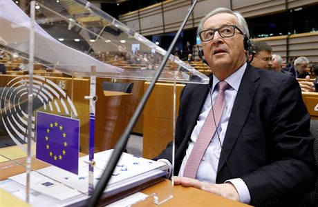 Pedseda Evropské komise Jean-Claude Juncker pedstavuje bílou knihu vývoje...