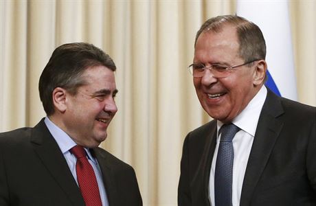 Ministi zahranií Nmecka a Ruska Sigmar Gabriel a Sergej Lavrov.
