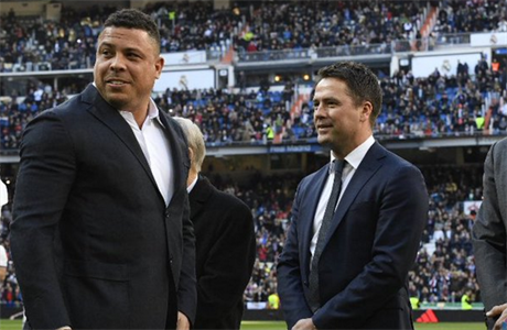 Ronaldo, Michael Owen a Luis Figo (zleva) na setkání vítz Ligy mistr z roku...