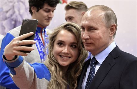 Kdo me ci, e m selfie s Putinem? Rusk prezident navtvil biatlonovou...