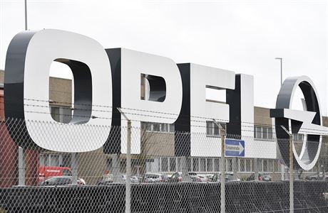 Logo Opelu ped továrnou v nmeckém Kaiserslauternu.