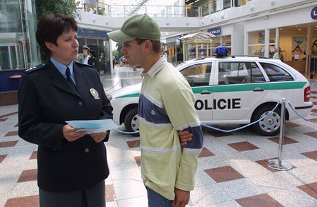 Policie v roce 2003 lkala do sluby i v obchodnch centrech.