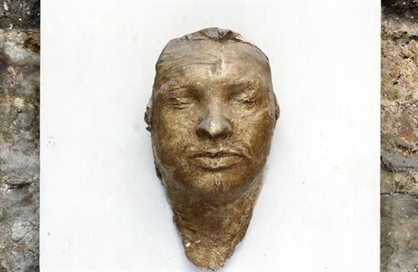 Posmrtná maska, kterou Janu Palachovi odlil Olbram Zoubek.