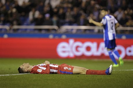 Fernando Torres po srážce s protihráčem.