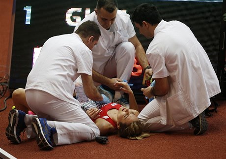 Ošetřování Denisy Rosolové po pádu v rozbězích na halovém mistrovství Evropy.