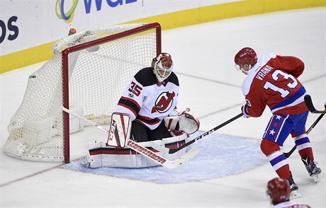 Jakub Vrána (íslo 13) prosteluje gólmana NJ Devils Coryho Schneidera (35).