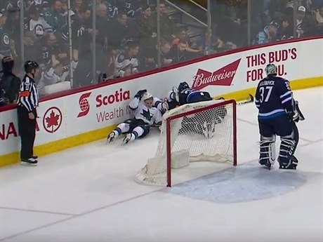 Dustin Byfuglien sestelil ti hráe najednou.