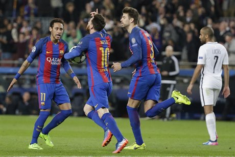 Fotbalisté Barcelony Neymar, Messi a Pique slaví gól.