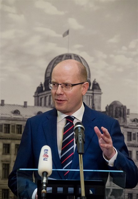 Premiér Bohuslav Sobotka na tiskové konferenci poté, co se doasn ujal vedením...