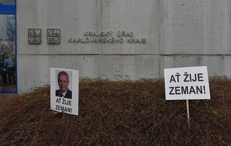 Transparenty před sídlem krajského úřadu v Karlových Varech