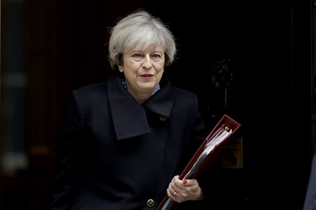 Premiérka Theresa Mayová opoutí Downing Street a vydává se do Parlamentu