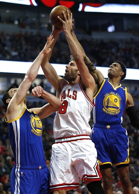 Pivot Chicago Bulls Robin Lopez se snaí prorazit obranu týmu Golden State...