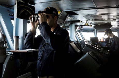len posádky americké letadlové lodi USS Carl Vinson pozoruje dalekohledem...