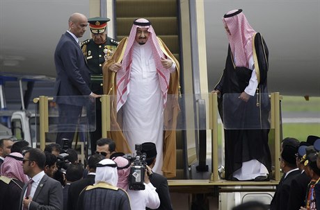 Saudský král poté, co sjel eskalátor z letadla.