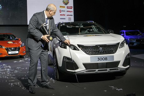 Generální editel spolenosti Peugeot Brand s vítzným modelem.