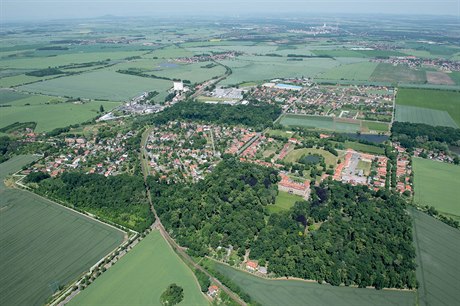 Mický zámecký park má rozlohu 15,24 ha.