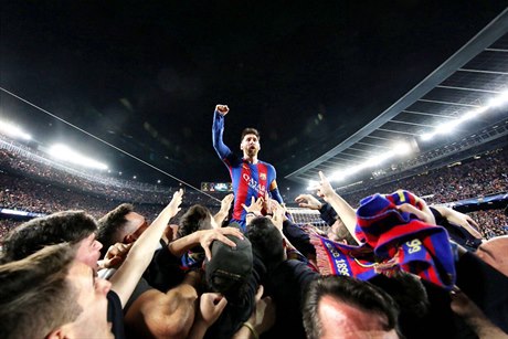 Lionel Messi jako kapitán ní na vrcholu fanoukovské pyramidy.