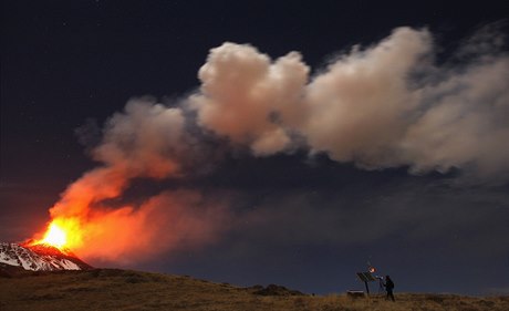 Sopka Etna chrlí lávu.