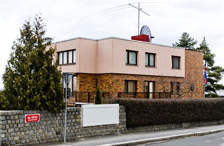 Budova velvyslanectví KLDR stojí v ulici Na Větru na Praze 6.