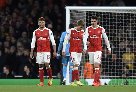 Fotbalisté Arsenalu opt odcházeli ze hit se sklopenými hlavami.