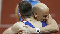 Zlatý Brit Andy Pozzi a bronzový Čech Petr Svoboda po finále závodu na 60 metrů...