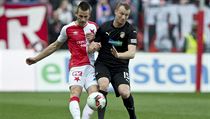 Slavia vs. Plze. Zleva Michael Lftner ze Slavie, Michael Krmenk z Plzn.