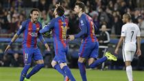 Fotbalisté Barcelony Neymar, Messi a Pique slaví gól.