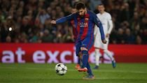 Osmifinále Ligy mistrů Barcelona - Paris St. Germain (Messi kope penaltu)