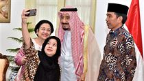 Saudsk krl, bval prezidentka Indonsie a jej dcera si spolen dlaj...