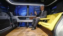 CEO Volkswagenu Mueller p�edstavuje interi�r vozu Sedric.